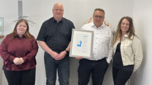 v.l.: Daja Schlink, Auszubildende Creditreform Leer Bolte KG; Dietmar Ites, Prokurist, Björn Sommer, Geschäftsführer, Emder Werft und Dock GmbH; Dolores Brunken, Kundenberaterin, Creditreform Leer Bolte KG